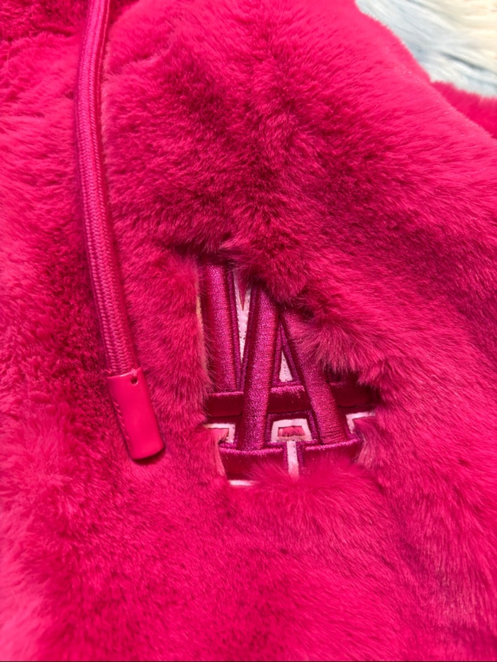 Pro Standard LA Dodgers MLB Faux Fur Pink Jacket sz XL - Picture 3 of 10